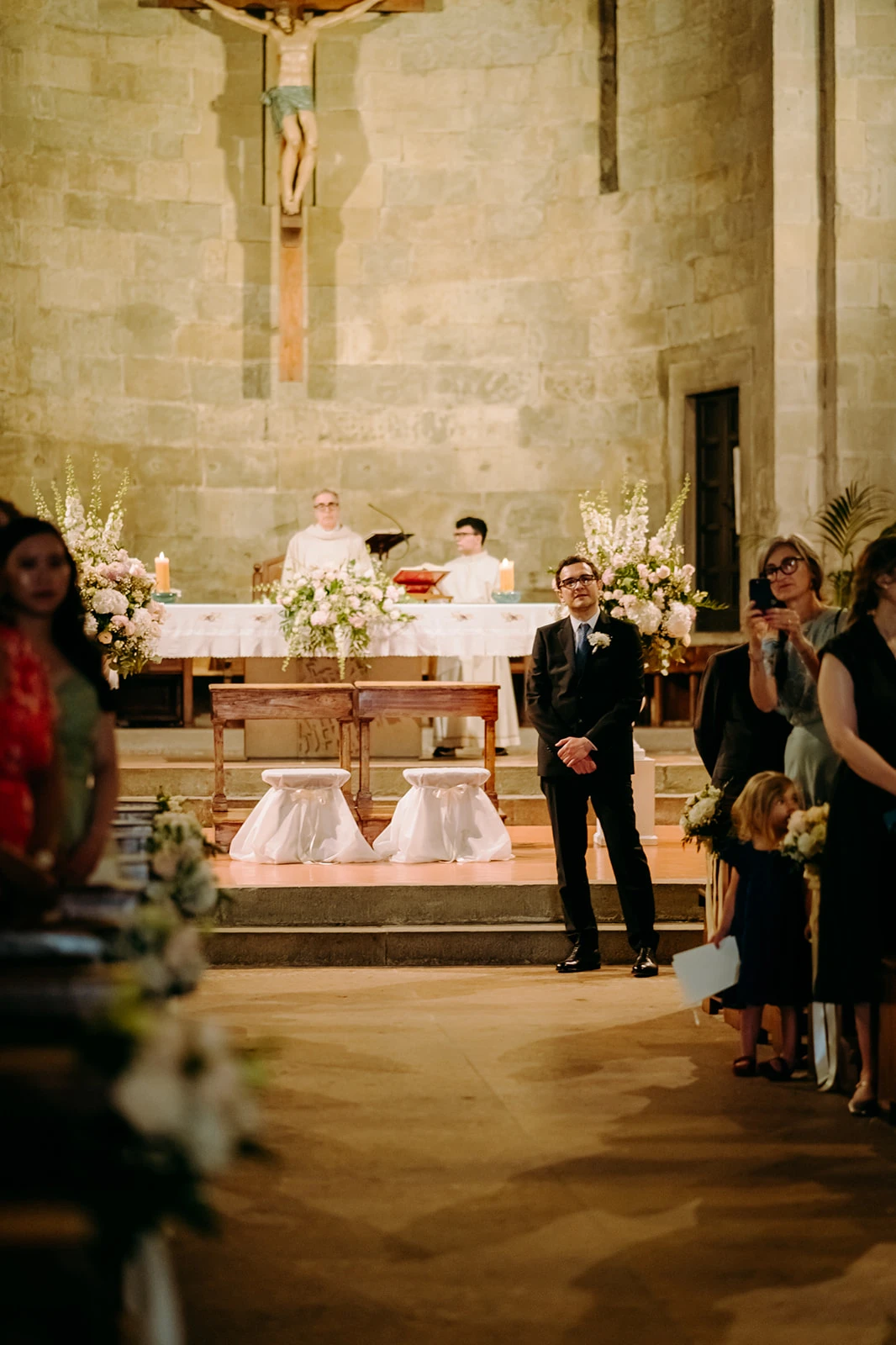 Lo sposo aspetta la sposa all'altare