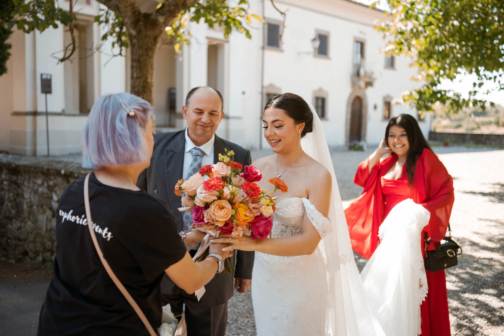 Ilaria, wedding helper, durante il coordinamento del matrimonio in mugello di Samuel e Tanya