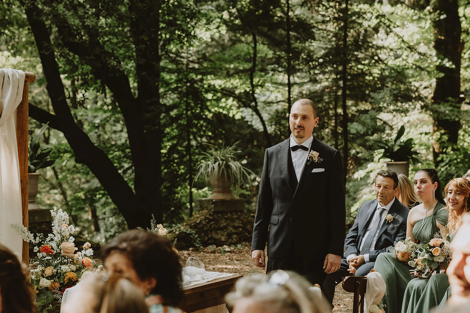 Lo sposo che aspetta l'arrivo della sposa durante la cerimonia