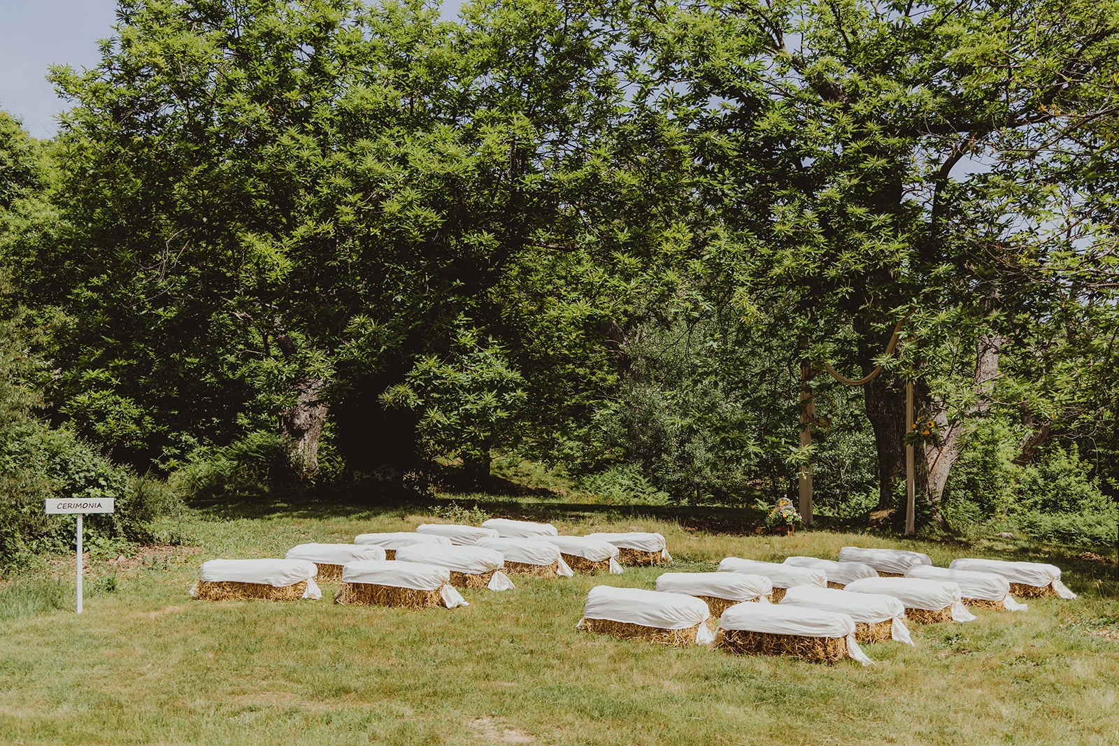Allestimento cerimonia simbolica in campagna, coordinato da Ilaria wedding helper toscana