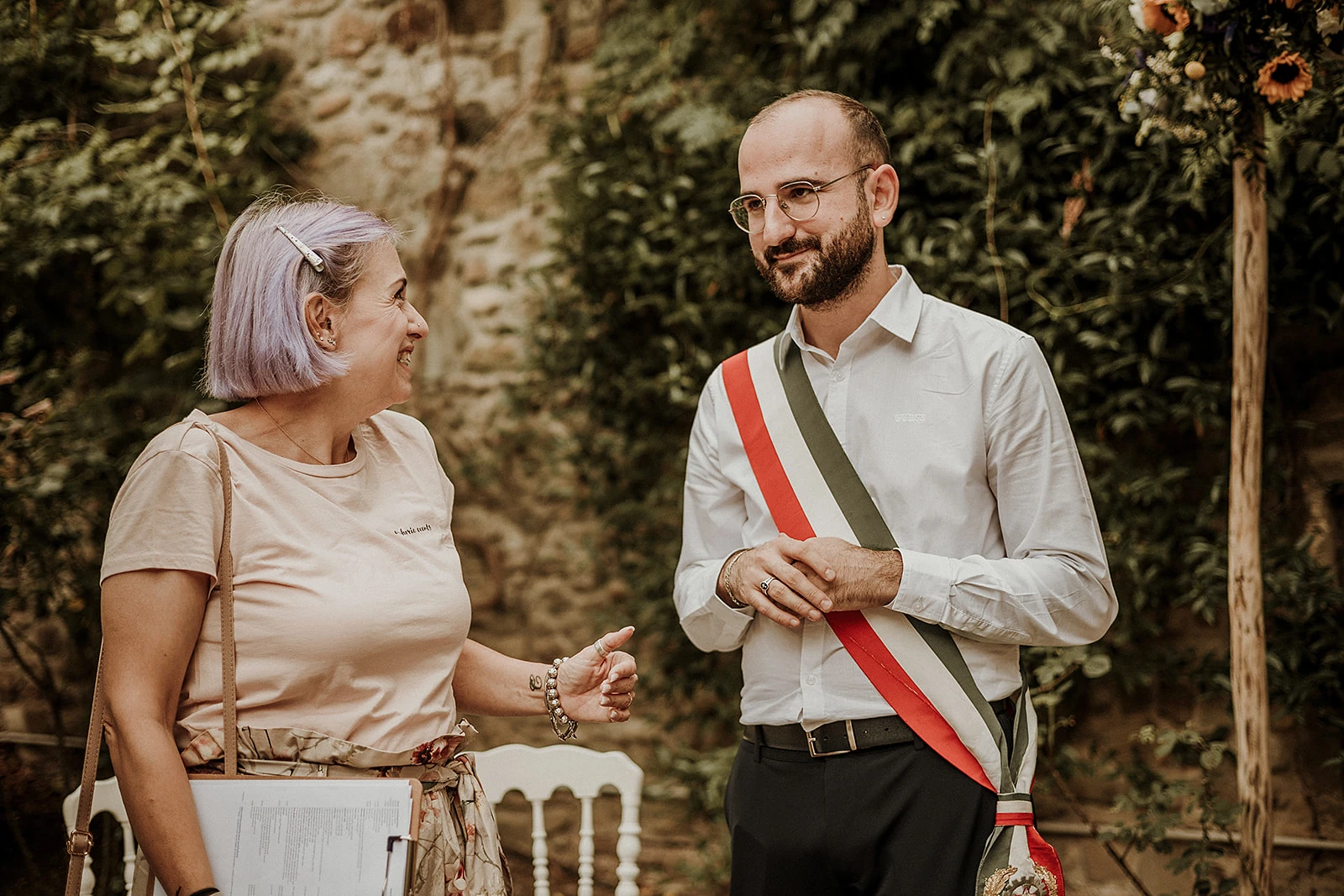 Ilaria, wedding helper di Euphoria Events, coordina la cerimonia durante il matrimonio al Castello di Barberino
