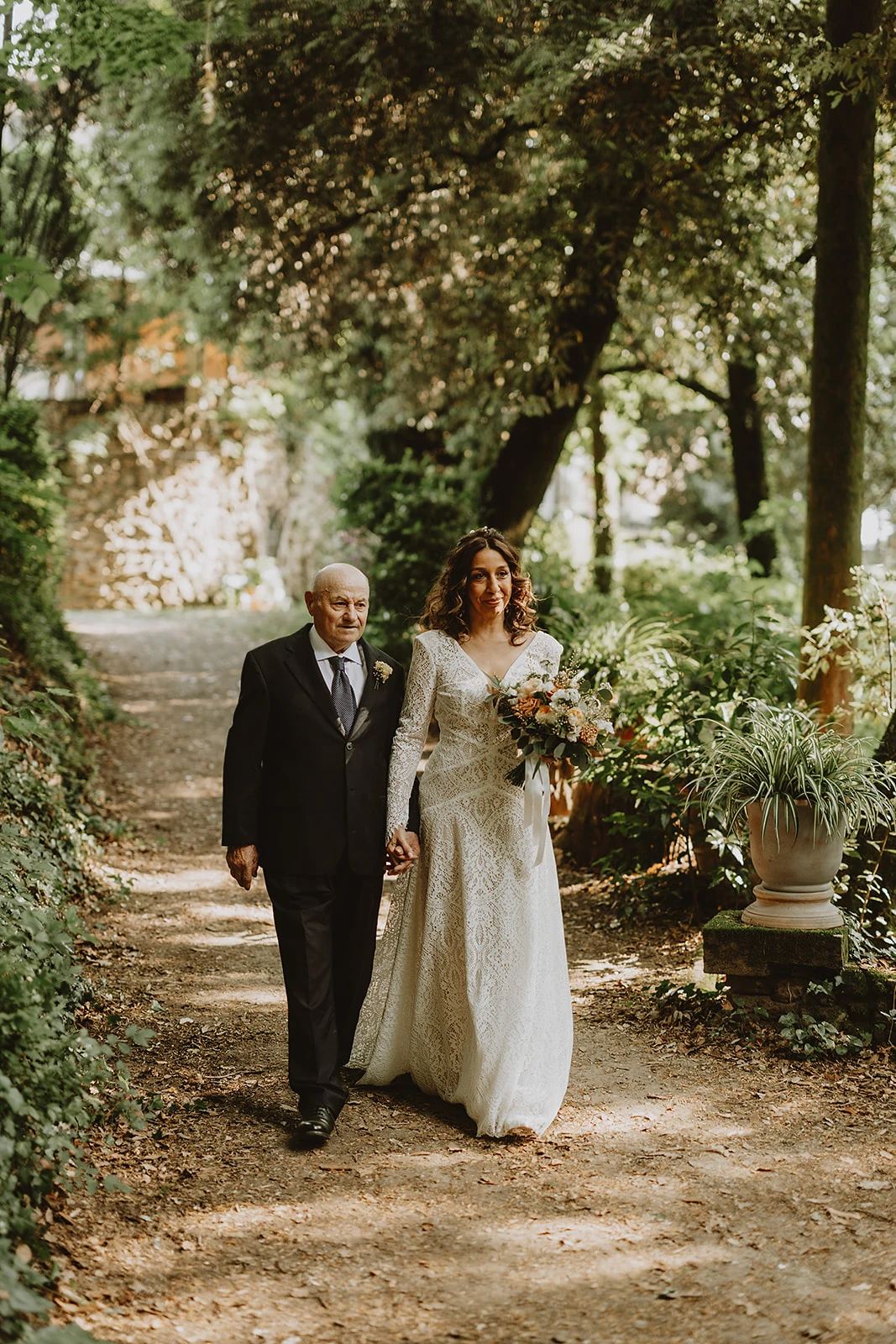 La sposa accompagnata dal padre entra nella cerimonia nel boschetto