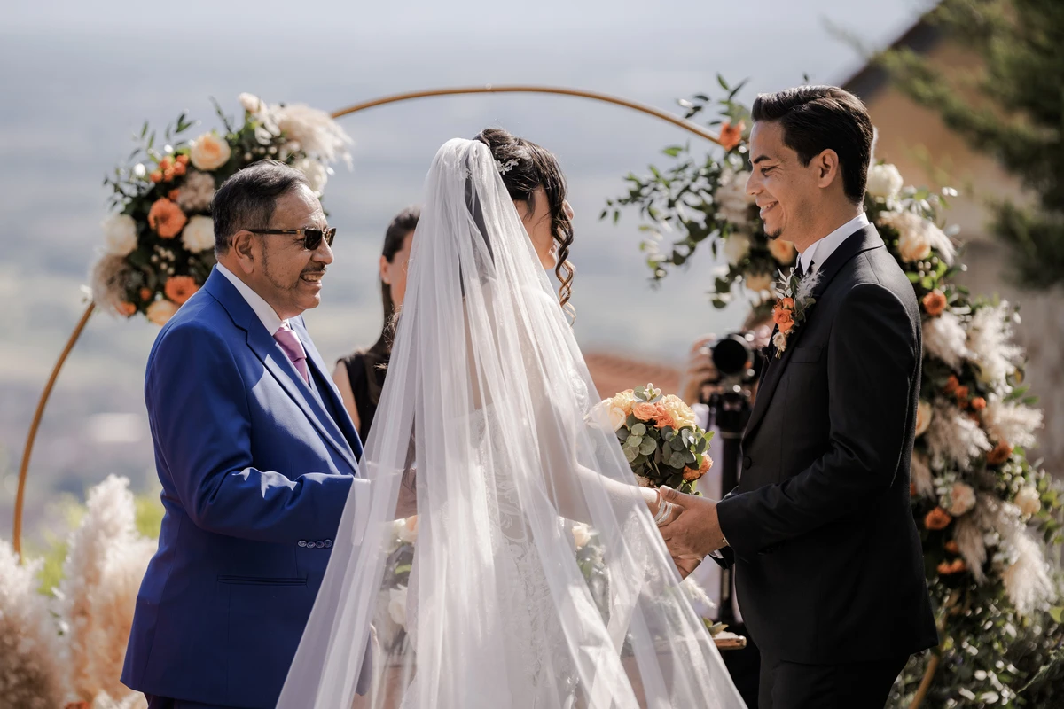 Gli sposi durante la cerimonia del loro matrimonio a Poggio Tondo