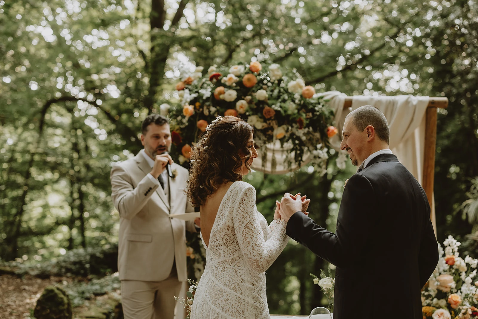 Alessio e Raffaella si stringono le mani emozionati durante la cerimonia a Villa di Striano