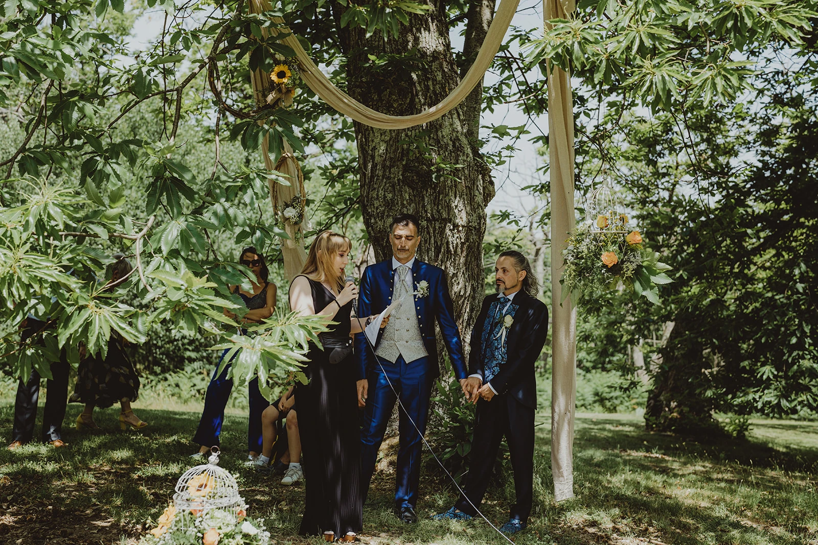 Cerimonia simbolica sotto il grande albero per il matrimonio in Mugello di Claudio e Giacomo