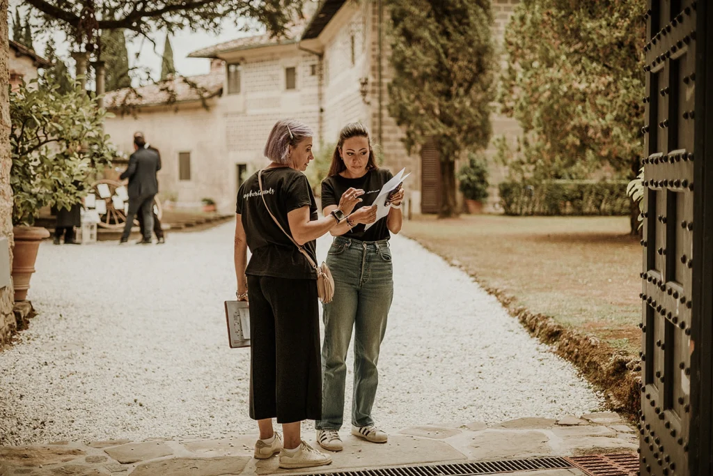 Wedding Helper in Mugello con il suo team durante il coordinamento di un matrimonio nel Mugello