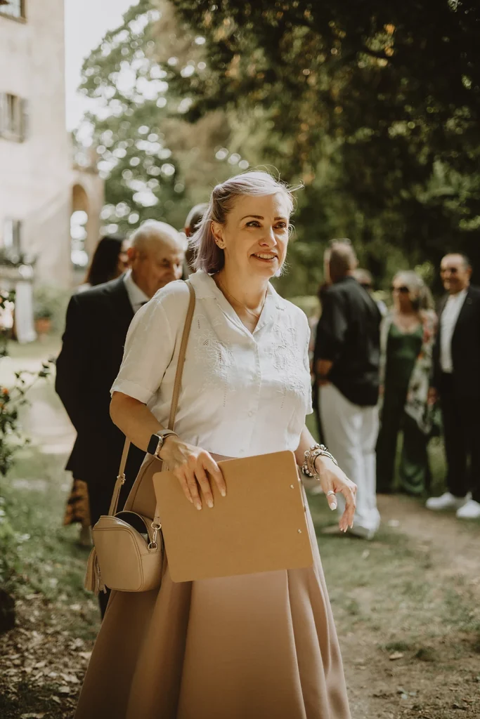 Ilaria, wedding helper in Mugello, mentre supervisiona la regia del matrimonio